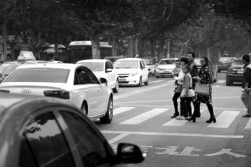 红绿灯斑马线设置不合理 西安部分道路“人车相争”