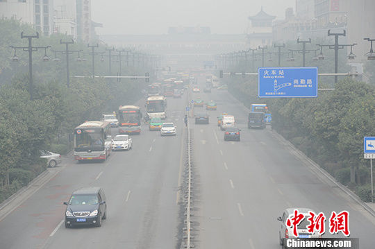 中国北方多地大雾弥漫 局地浓雾能见度不足200米