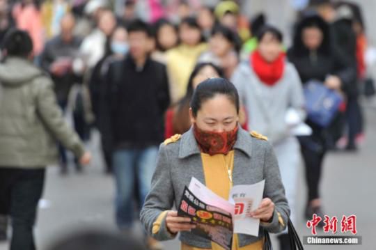 2014年11月30日，在山西太原一处国家公务员考试考点，考生们有序进入考场