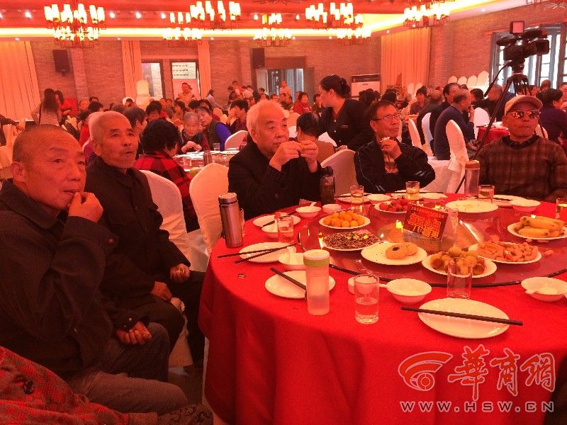 吃蛋糕 过戏瘾 庆重阳  未央区汉城街办社区洋溢浓浓敬老情