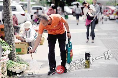 重庆一亿万富豪开豪车每天义务捡垃圾1小时