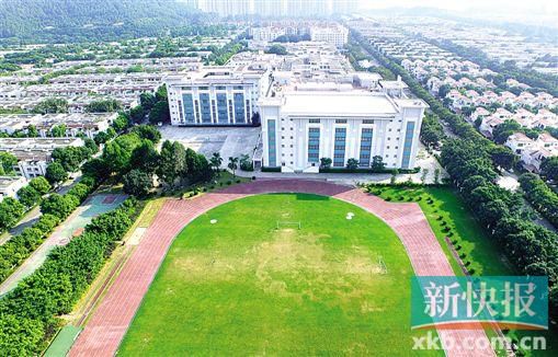 广州一学校运动场建停车场 校方:为缓解交通拥堵