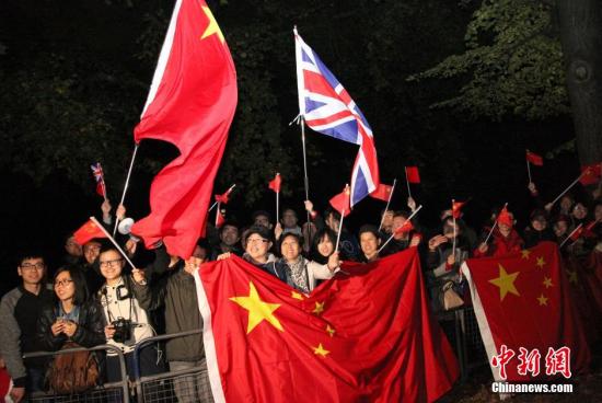 10月19日，中国国家主席习近平抵达伦敦，开始对英国进行国事访问。英国华人华侨和留学生挥舞中英两国国旗，欢迎习近平主席访问英国。 <a target='_blank' href='http://www.chinanews.com/'><p  align=