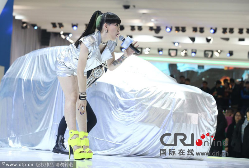 吴莫愁踩"恨天高"又唱又跳 编辑:杜明楠