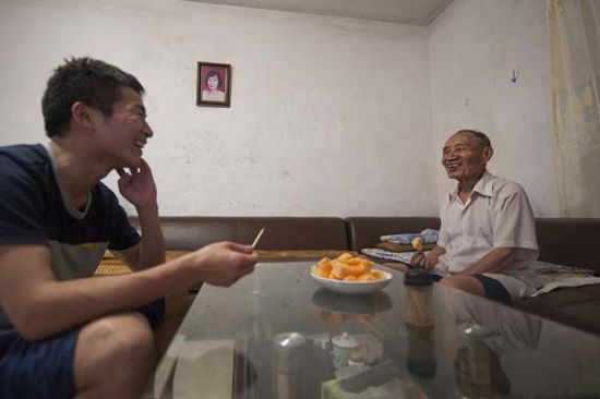 8旬独居老人免费招房客:只想家里有个人聊聊天