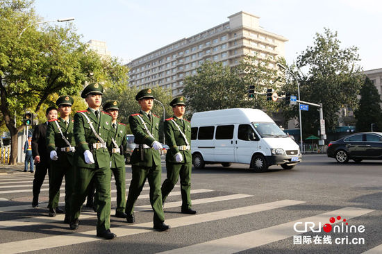 十八届五中全会在京召开 武警官兵保驾护航(组图)