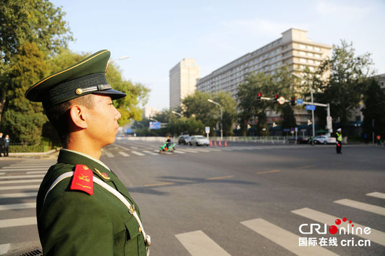 十八届五中全会在京召开 武警官兵保驾护航(组图)