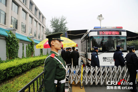 十八届五中全会在京召开 武警官兵保驾护航(组图)