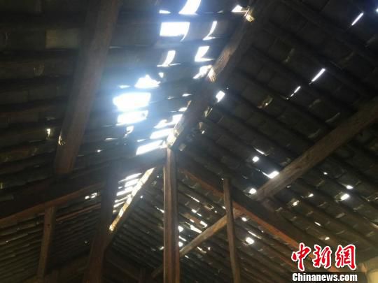 图为在地震中受损的民房 香格里拉宣传部供图 摄
