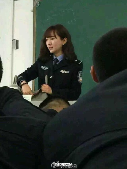 河南警察学院女老师颜值高爆红 韩雪自称“像她”