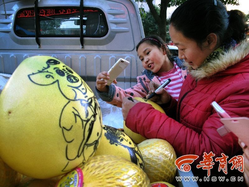美女摊主蜜柚皮上作画 猪八戒栩栩如生