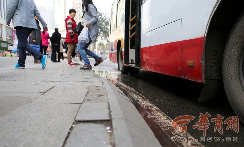 长乐西路道沿修成斜坡 市民担心下雪后滑倒