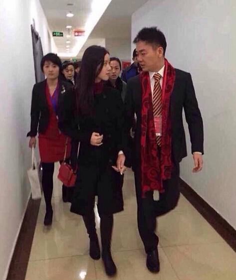 奶茶妹妹与刘强东的昔日亲密照