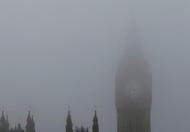 英国伦敦出现大雾天气 地标建筑若隐若现