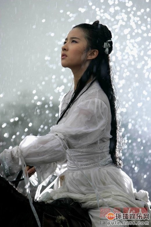 杨幂被封“圆月弯刀” 开扒娱圈“侧脸残”女星