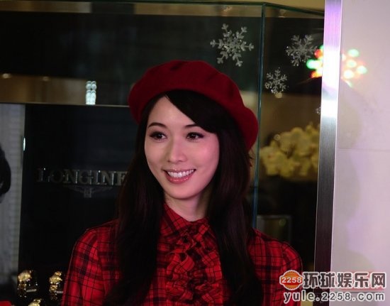 杨幂被封“圆月弯刀” 开扒娱圈“侧脸残”女星