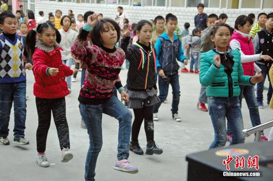 11月03日，湖北襄阳春园路小学将广场舞纳入学校的校本教材，课间操时间学生不仅大跳广场舞，每周二下午第三节课全校500多名学生还集体学习广场舞。经过3年多数百支舞曲的学习，不少学生舞技直逼广场舞大妈。这种音乐舞蹈和体育锻炼融合在一起的轻松课堂也颇受学生欢迎。