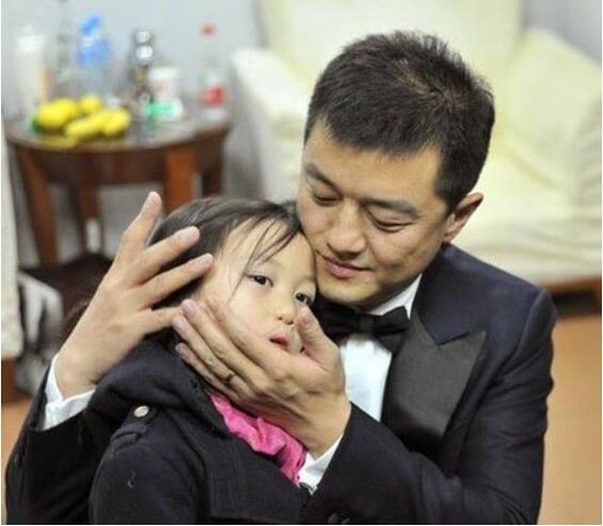 李亚鹏遭女儿屏蔽朋友圈 关闭李嫣社交账号被