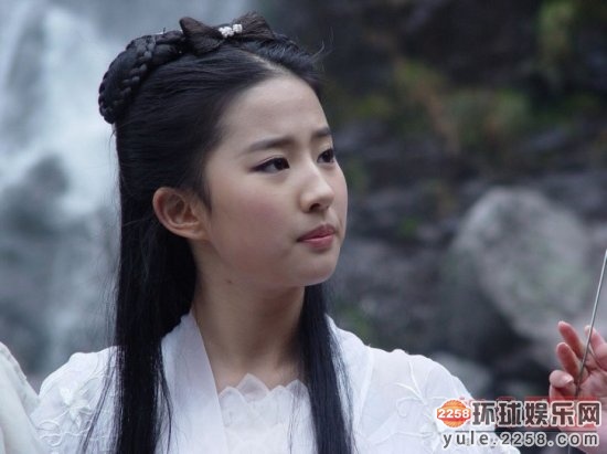杨幂被封“圆月弯刀” 开扒娱圈“侧脸残”女星