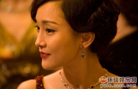 杨幂被封“圆月弯刀” 开扒娱圈“侧脸残”女星