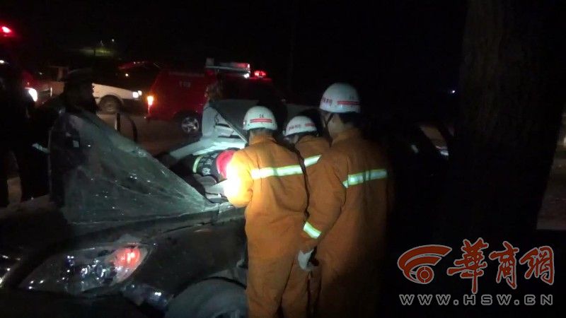 轿车失控撞上大树 韩城一司机被死死卡住