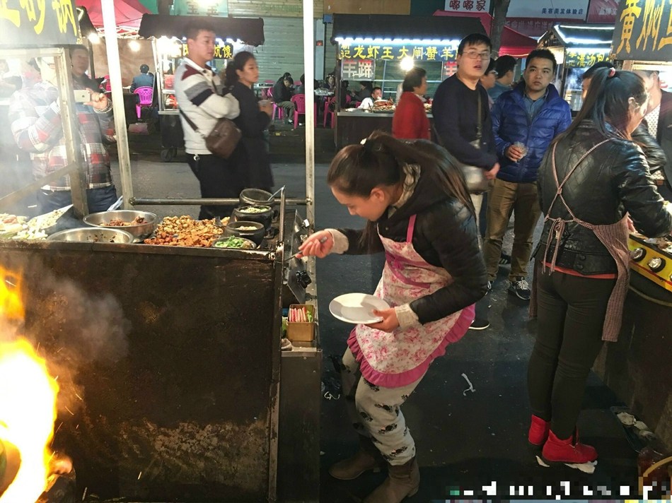 夜市“砂锅西施”酷似孙茜 路人争相合影