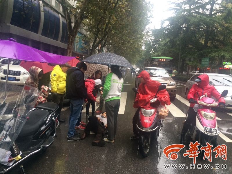 外地男子西安街头突发急病 司机路人齐帮忙