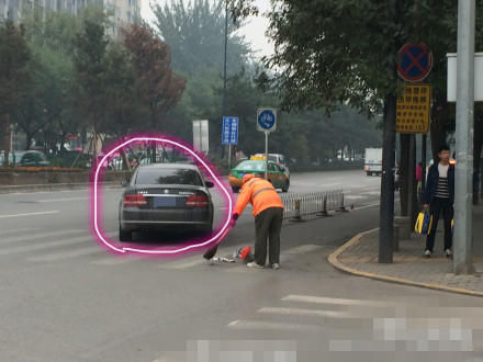 私家车主王女士认为，车内肯定会经常产生垃圾，这大家都可以理解，但这么一件一件地扔出来，等于让城市的环卫工增加了负担，与其这样，不如在车里备上一些垃圾袋，把产生的垃圾收集起来，停车后找附近的垃圾箱扔进去。