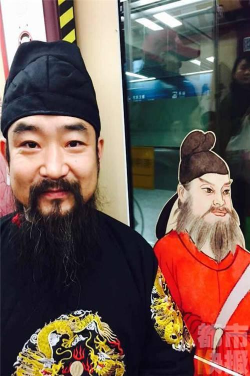 西安男子蓄须戴帽 只穿古装过20多年