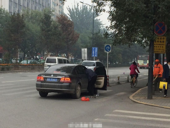 “轿车男”街头抛撒垃圾