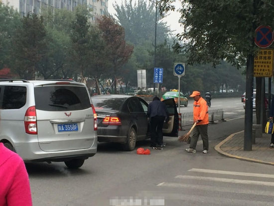 网友“造血干细胞”说，“我想着他把垃圾扔到地上后会再收集起来扔到路边的垃圾箱里，可看他完全没有这个意思。”[!--empirenews.page--]