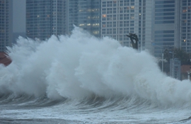 烟台近海大风 巨浪数米