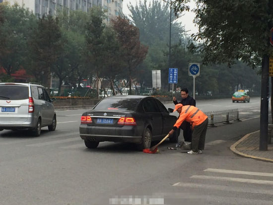 “看着感觉很心酸。我开始以为环卫工师傅会和那名扔垃圾的男子理论，可环卫工师傅什么也没有说，就是默默地把垃圾收拾掉，而扔垃圾的男子只是看了看那名环卫工师傅，什么也没有说。”网友“造血干细胞”说。[!--empirenews.page--]