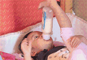 女汉子喝奶也要拗造型