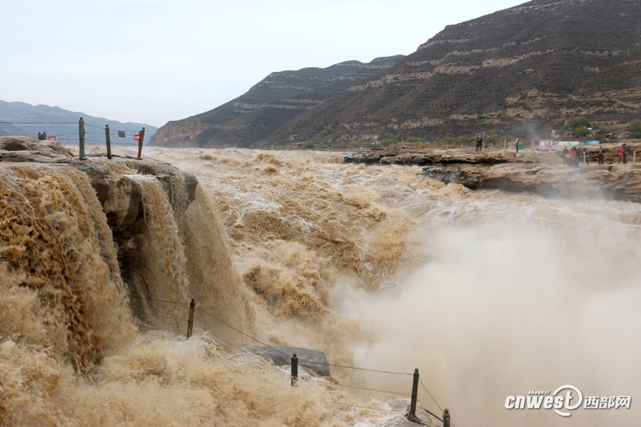 降水致使黄河壶口瀑布出现冬汛 河面最宽达500米