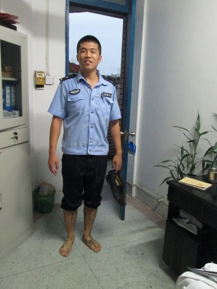 参与救援的上渡派出所民警双脚沾满淤泥
