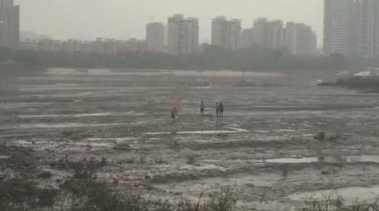民警冒险进入滩涂深处，将蒋某救出。