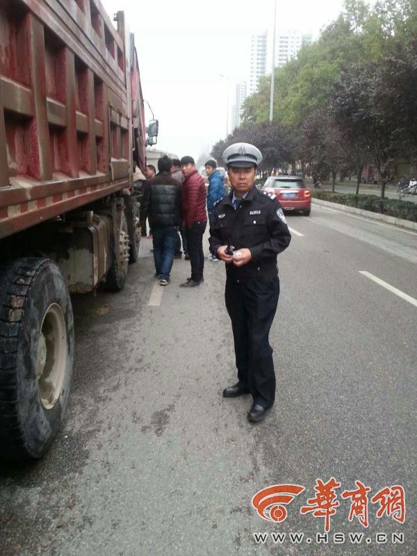 重型大货车今早坏在东二环 一小时后拖离