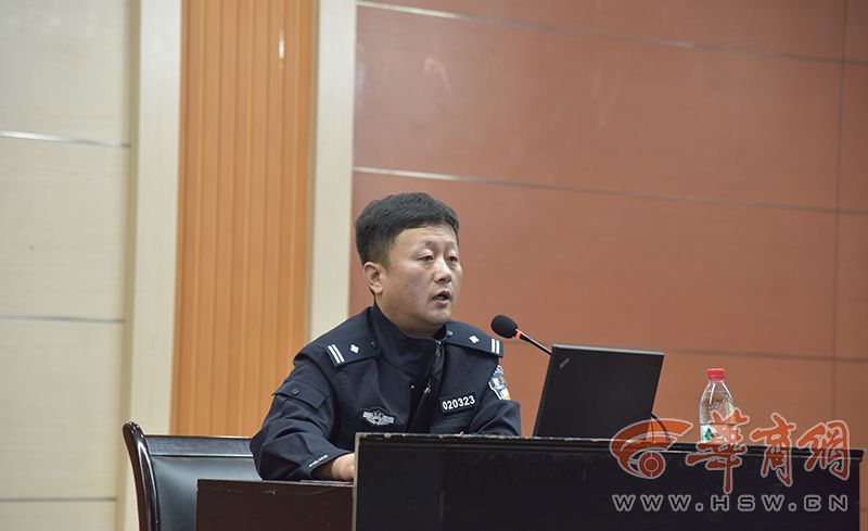 围观!西安警察蜀黍为大学生制作安全宝典