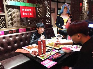双11老公补血餐 英雄联盟辅助琴女深沟拿“血瓶”助阵(组图)