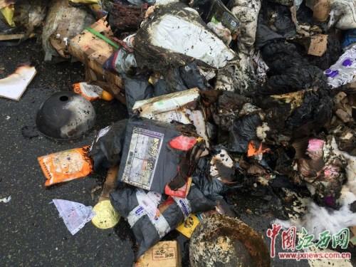 江西昌铜高速一快递货车着火 4000多件快递被烧毁价值近百万元