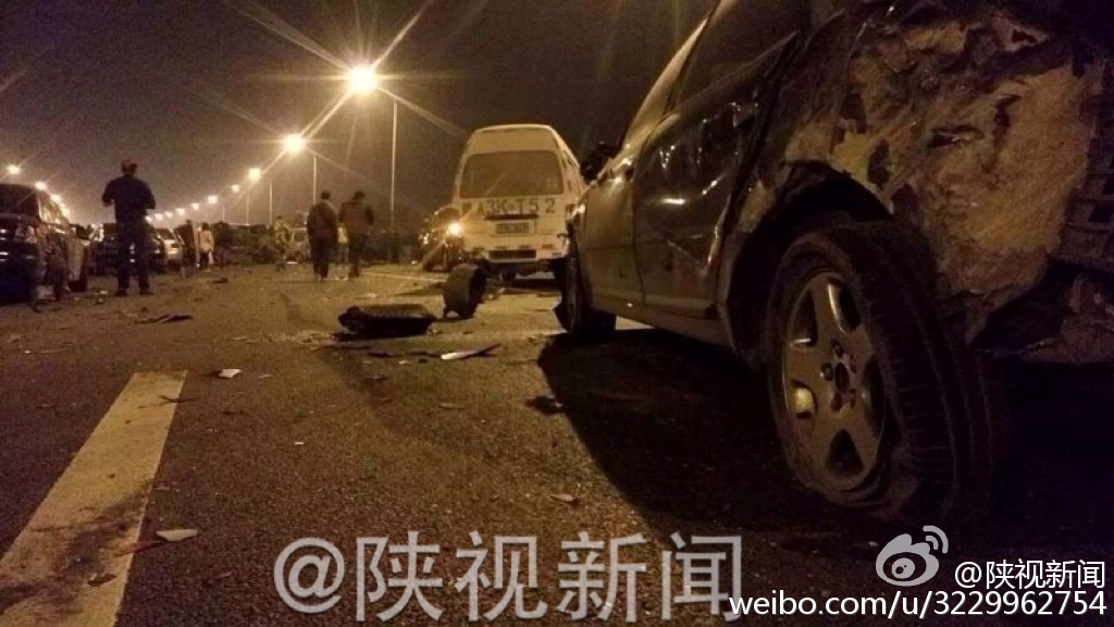 福银高速咸阳段车祸13车受损 一辆机场大巴翻车