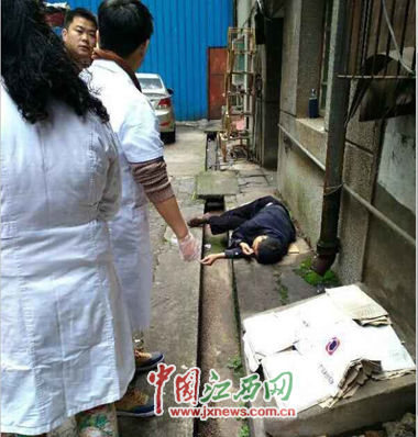 吉安一男子在仁山坪建行宿舍跳楼身亡