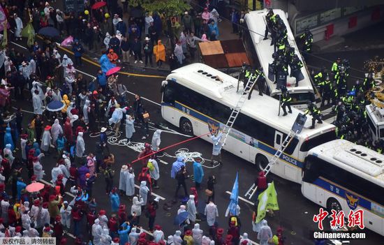 当地时间11月14日，韩国全国民主工会总联盟等53个民间团体在首尔举行大规模集会。在此过程中集会人员与警方发生冲突，数十人受伤，51人被警方带走。下午4时30分许，集会人员开始向光化门广场方向游行，遭到警方阻拦。警方此前并未批准光化门广场集会申请，当天动用了2.2万名警力和700多辆大巴将光化门广场一带围住。据悉，在此过程中有数十人受伤，29人送医治疗。其中一位69岁男性头部受重伤。