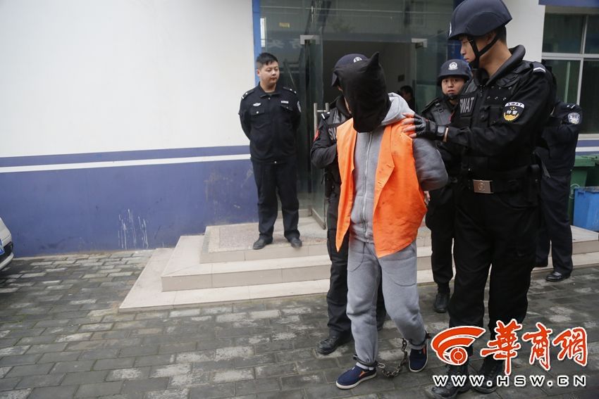 4蟊贼入室盗窃一偷一单元 用一张塑料片3秒开门