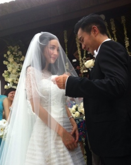 杨幂刘恺威大婚 新郎掀起头纱与新娘甜蜜拥吻