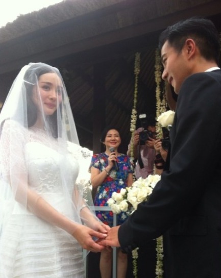 杨幂刘恺威大婚 新郎掀起头纱与新娘甜蜜拥吻
