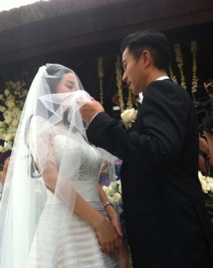 杨幂刘恺威大婚 新郎掀起头纱与新娘甜蜜拥吻