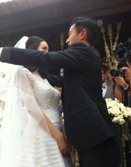 杨幂刘恺威大婚 新郎掀起头纱与新娘甜蜜拥吻