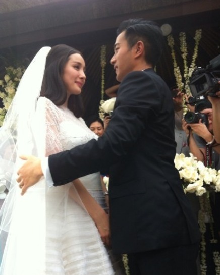 杨幂刘恺威大婚 新郎掀起头纱与新娘甜蜜拥吻